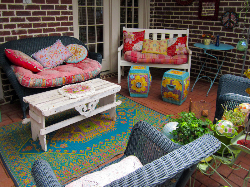 Central to the success of this arrangement is padded seating for quite a few folks, plus tables on which to place refreshments. Photo © Mary Wilhite.